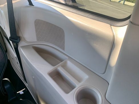 Used 2014 Chrysler Town & Country Touring image 34