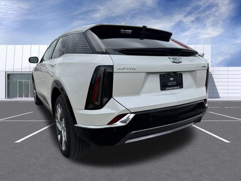 Certified 2025 Cadillac Optiq Luxury 2 w/ LPO, Floor Liner Package AWD/4WD image 12