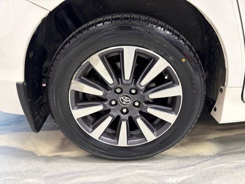 Used 2019 Toyota Sienna XLE image 26