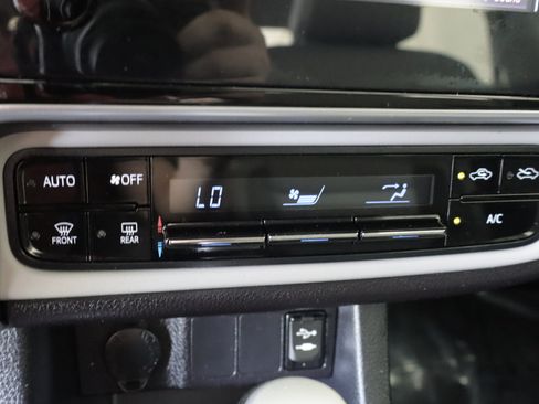 Used 2017 Toyota Corolla LE w/ Carpet Mat Package (TMS) FWD image 14