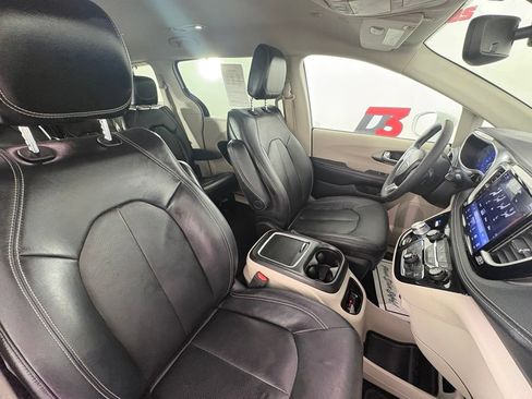 Used 2022 Chrysler Pacifica Touring-L FWD image 32