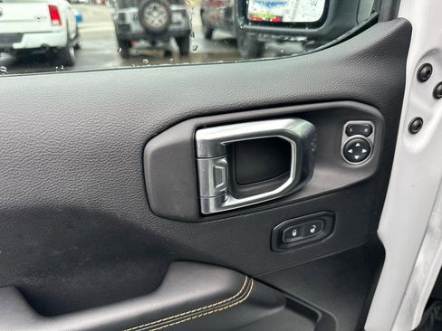 Used 2025 Jeep Wrangler Sahara image 9