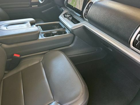 Used 2025 Ford Expedition Active AWD/4WD image 19
