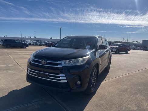 Used 2018 Toyota Highlander XLE image 4