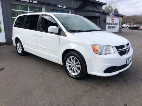 Used 2014 Dodge Grand Caravan SXT w/ UConnect Hands-Free Group FWD image 3