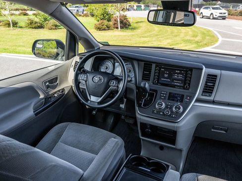 Used 2019 Toyota Sienna LE FWD image 31