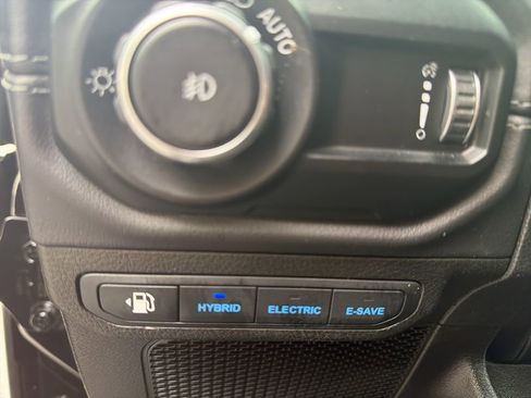 Used 2025 Jeep Wrangler Unlimited Sahara image 13