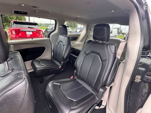 Used 2023 Chrysler Pacifica Touring-L FWD image 9