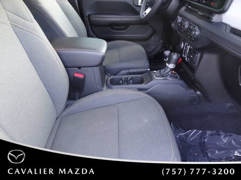 Used 2025 Jeep Wrangler Unlimited Sahara AWD/4WD image 15