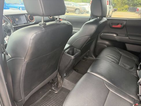 Used 2020 Toyota Tacoma TRD Sport w/ TRD Premium Sport Package AWD/4WD image 27