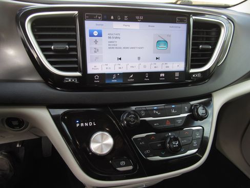 Used 2024 Chrysler Pacifica Touring-L image 19