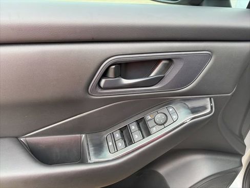 Used 2025 Nissan Rogue S image 11