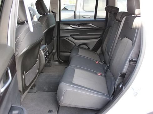 Used 2023 Jeep Grand Cherokee Laredo AWD/4WD image 32