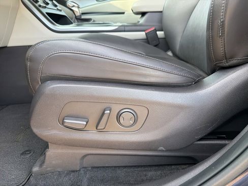 Used 2024 Kia Carnival LX image 11