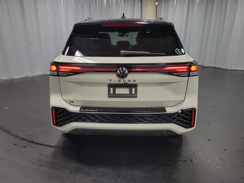 Used 2026 Volkswagen Tiguan SE R-Line FWD image 7