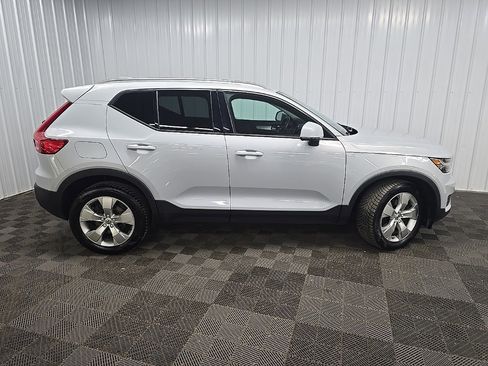 Used 2022 Volvo XC40 T5 Momentum w/ Climate Package image 2