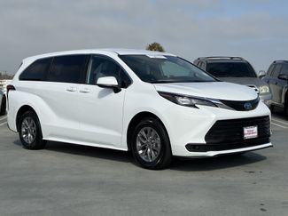 Certified 2025 Toyota Sienna LE FWD video 2