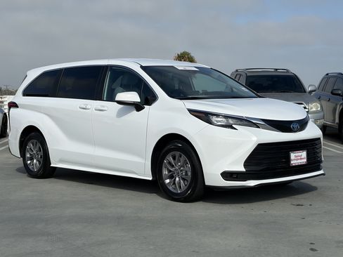Certified 2025 Toyota Sienna LE FWD image 2