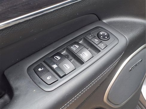 Used 2020 Jeep Grand Cherokee Overland image 16