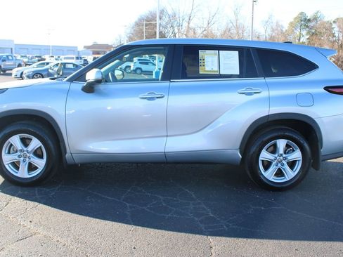 Used 2024 Toyota Highlander LE AWD/4WD image 6