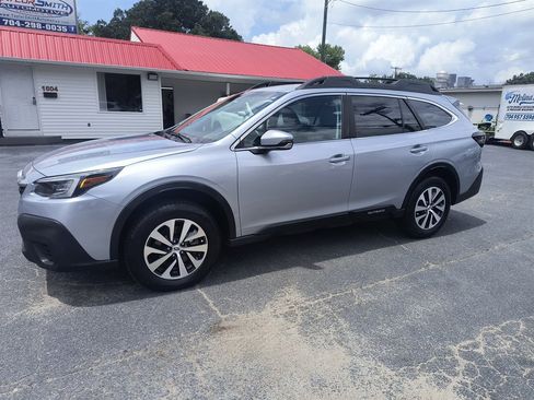 Used 2020 Subaru Outback Premium AWD/4WD image 1