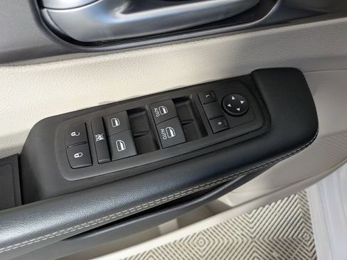 Used 2024 Chrysler Pacifica Touring-L FWD image 17