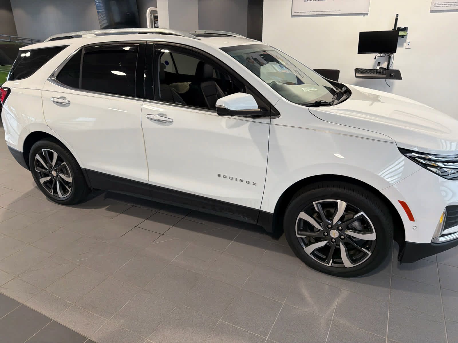 Used 2022 Chevrolet Equinox Premier AWD/4WD image 2