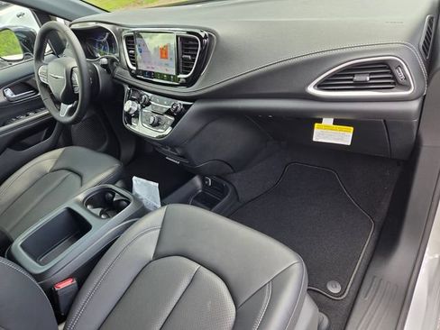 New 2026 Chrysler Pacifica Select FWD image 13