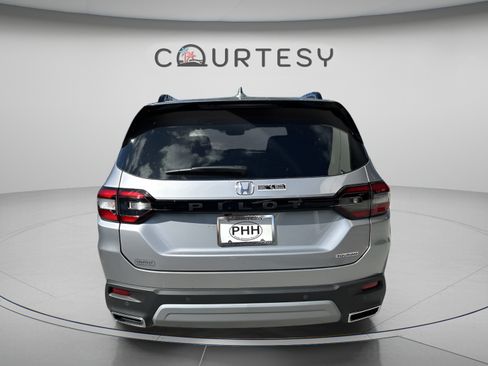 Certified 2025 Honda Pilot Touring image 5