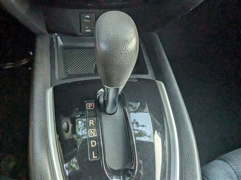 Used 2015 Nissan Rogue SV image 12