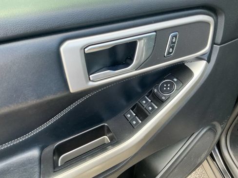 Used 2020 Ford Explorer XLT w/ Equipment Group 202A RWD image 16