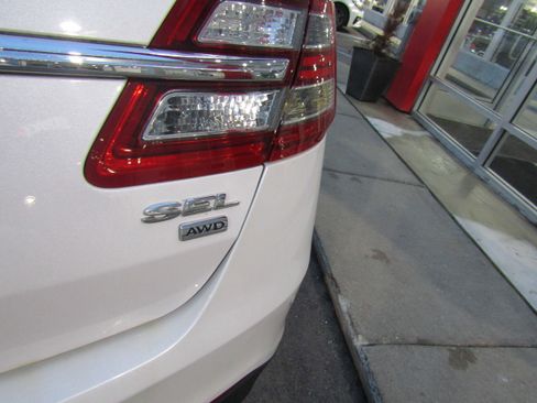 Used 2018 Ford Taurus SEL w/ Equipment Group 201A image 7