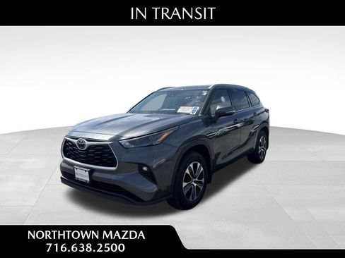 Used 2022 Toyota Highlander XLE AWD/4WD image 1