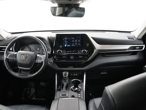 Used 2025 Toyota Highlander XLE AWD/4WD image 16
