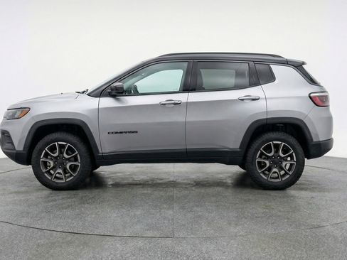 Used 2025 Jeep Compass Trailhawk AWD/4WD image 5
