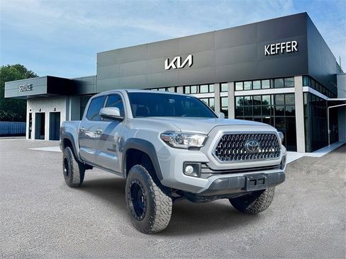 Used 2019 Toyota Tacoma TRD Off-Road image 2