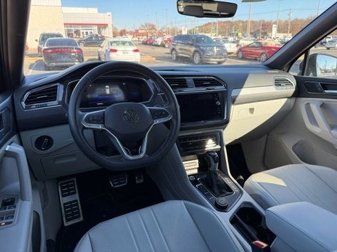 Used 2023 Volkswagen Tiguan SE R-Line image 18