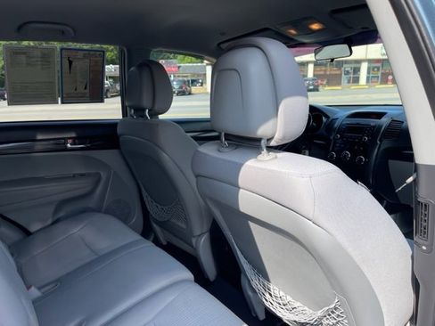 Used 2011 Kia Sorento LX image 16