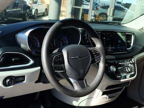 Used 2023 Chrysler Pacifica Touring-L image 42