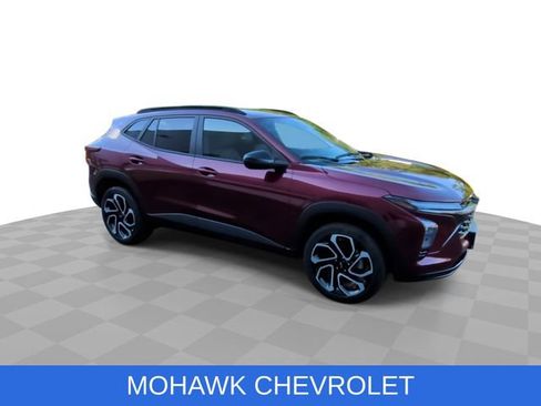 Used 2024 Chevrolet Trax RS w/ Driver Confidence Package FWD image 2