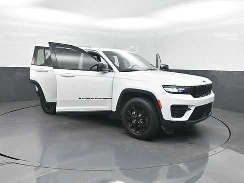 Used 2023 Jeep Grand Cherokee Altitude RWD image 32