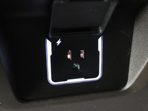 Used 2024 Chevrolet Suburban Z71 w/ Luxury Package image 26