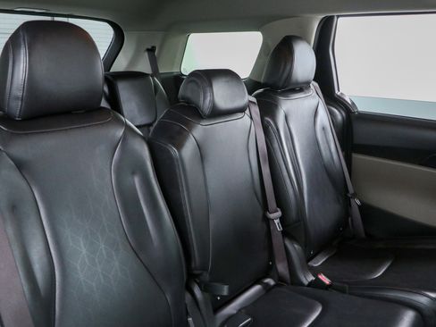 Used 2025 Kia Carnival FWD image 28