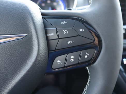 Used 2025 Chrysler Pacifica Limited FWD image 18