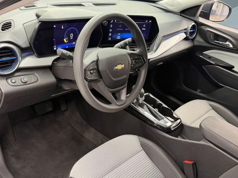 Used 2025 Chevrolet Trax LT FWD image 3