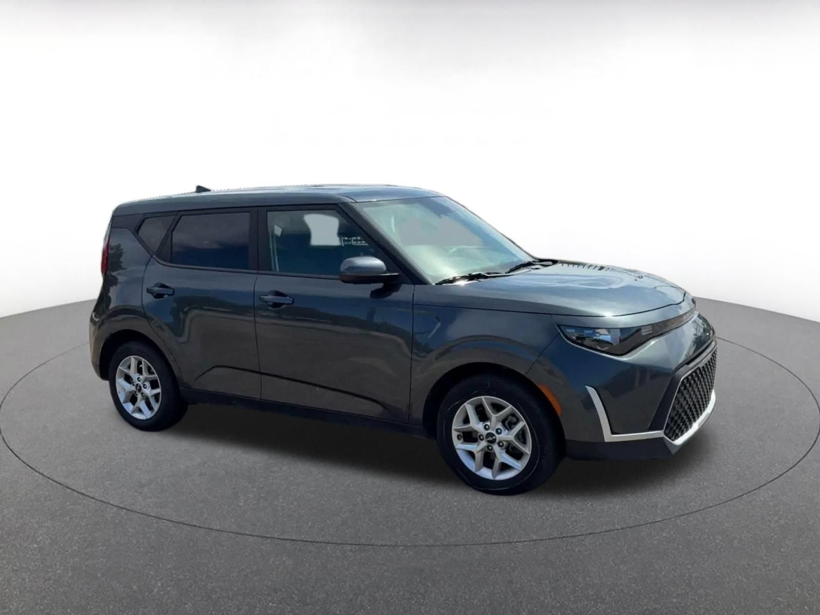 Used 2025 Kia Soul LX w/ LX Technology Package FWD image 2