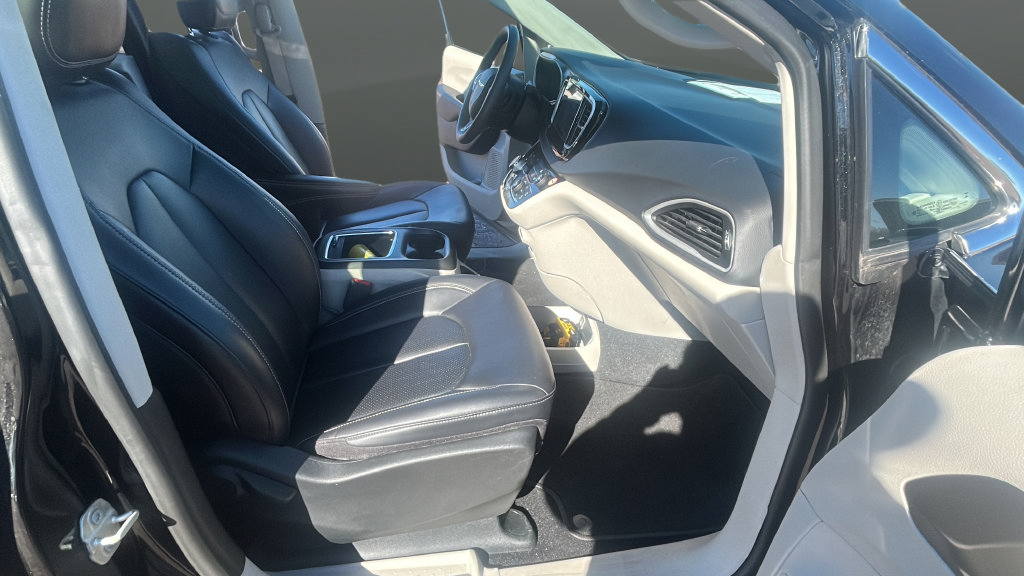 Used 2024 Chrysler Pacifica Touring-L FWD image 20