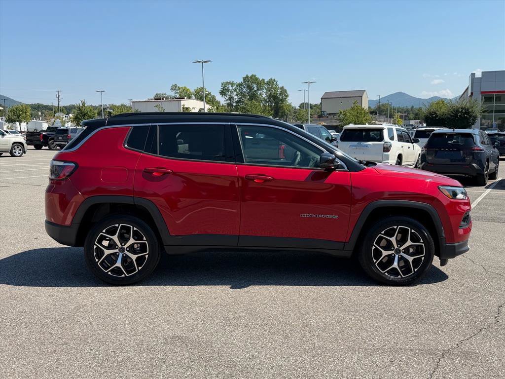 Used 2025 Jeep Compass Limited AWD/4WD image 3