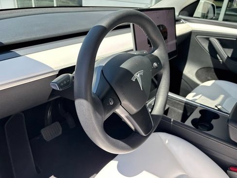 Used 2025 Tesla Model Y Long Range AWD/4WD image 8