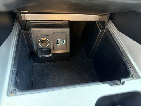 Used 2021 Ford Explorer XLT w/ Equipment Group 202A RWD image 38